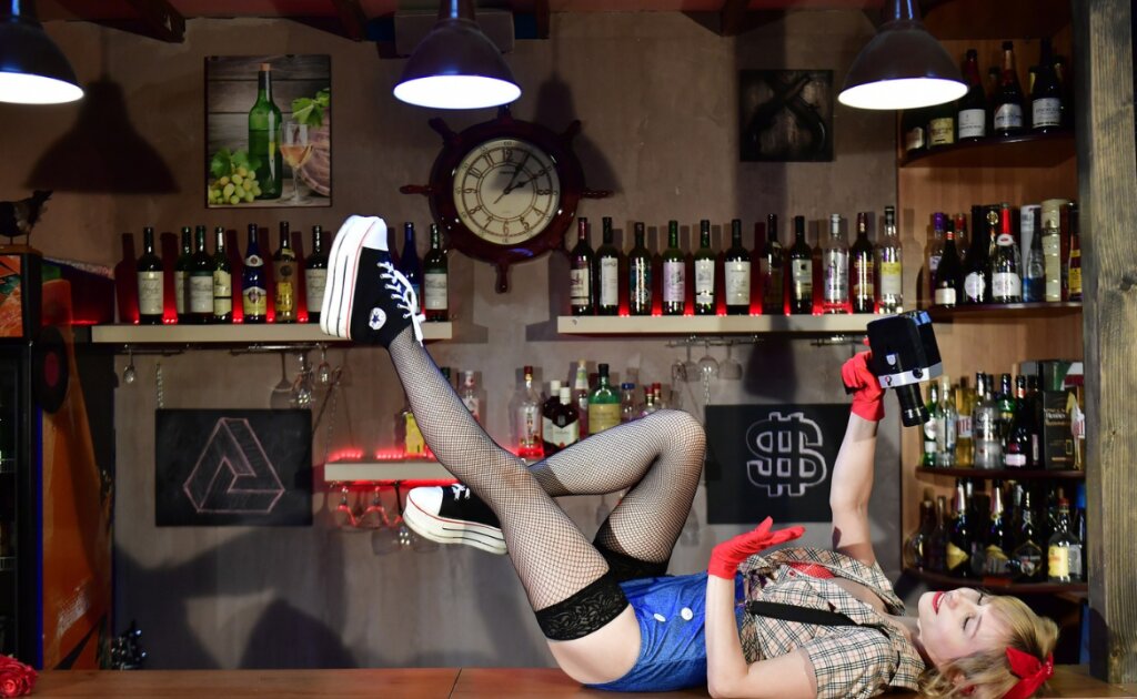 How to Break up with Binges - Femme Coach article featured image