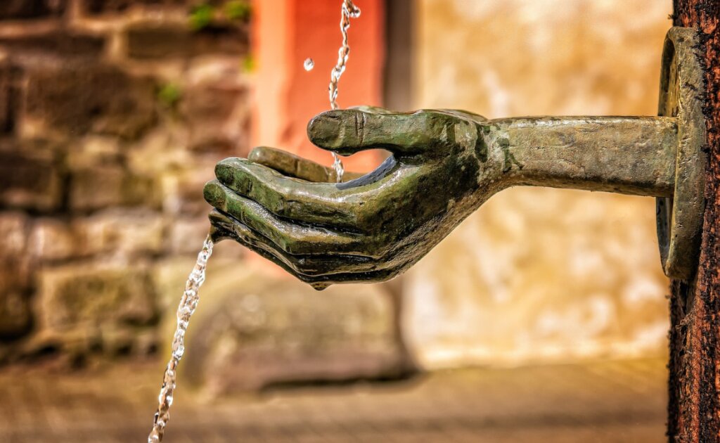 3 Ways We Give Away Our Power and How to Plug the Leaks - Femme Coach article featured image