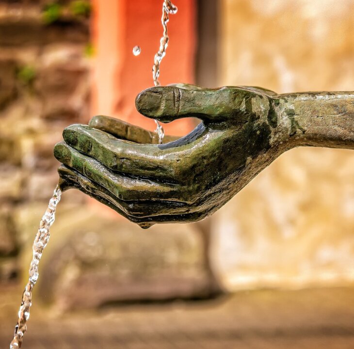 3 Ways We Give Away Our Power and How to Plug the Leaks - Femme Coach article featured image