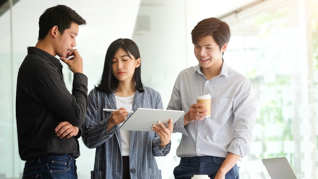 7 Practical Tips to Make the Most Out of Your Workplace - Femme Coach article featured image