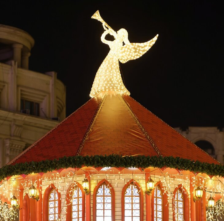 Overwhelmed with the Holidays? 7 Ways to Navigate with Ease - Femme Coach article featured image