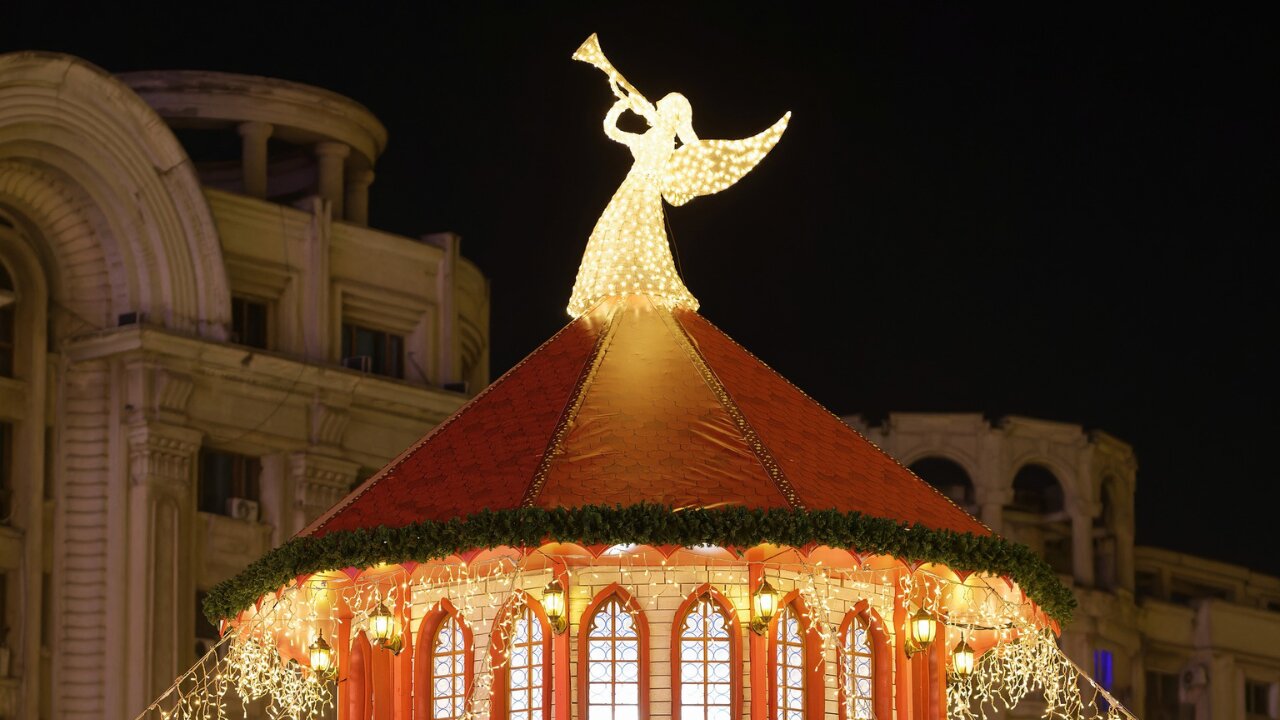 Overwhelmed with the Holidays? 7 Ways to Navigate with Ease - Femme Coach article featured image