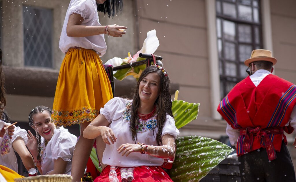 Want to Make Your World a Happier Place? 4 Ways to Empower Yourself Now! - Femme Coach article featured image