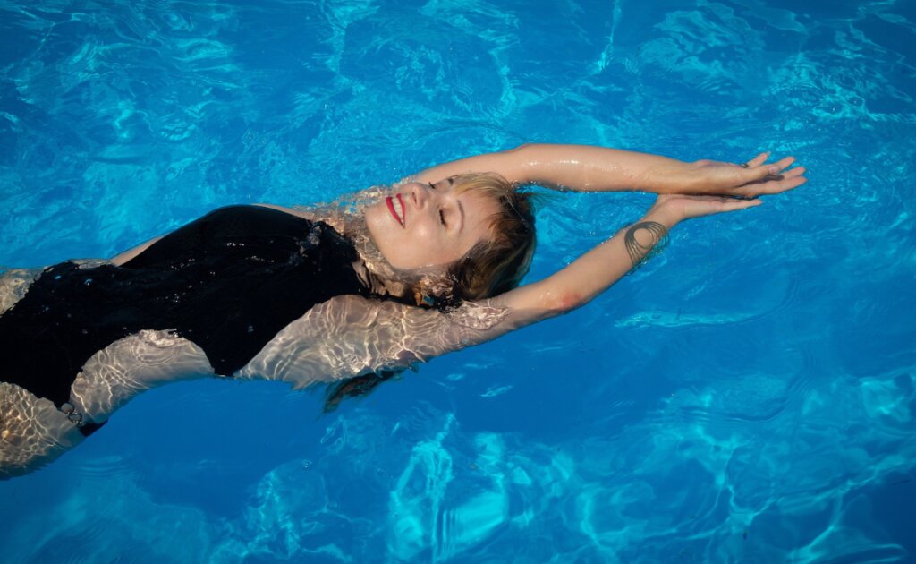 9 Ways to Feel More Confident in Your Body - Femme Coach article featured image