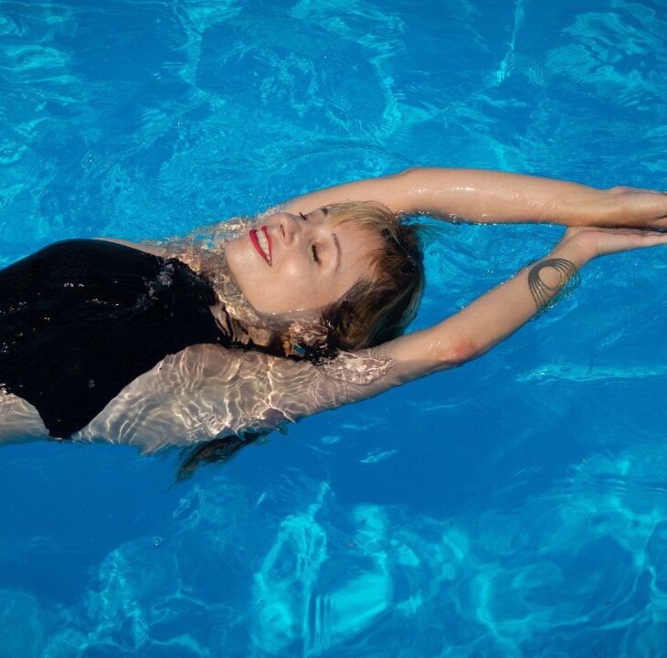 9 Ways to Feel More Confident in Your Body - Femme Coach article featured image