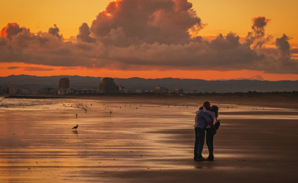 5 Reasons Why Your Love Life Sucks, It's Not Him Its You - Femme Coach article featured image