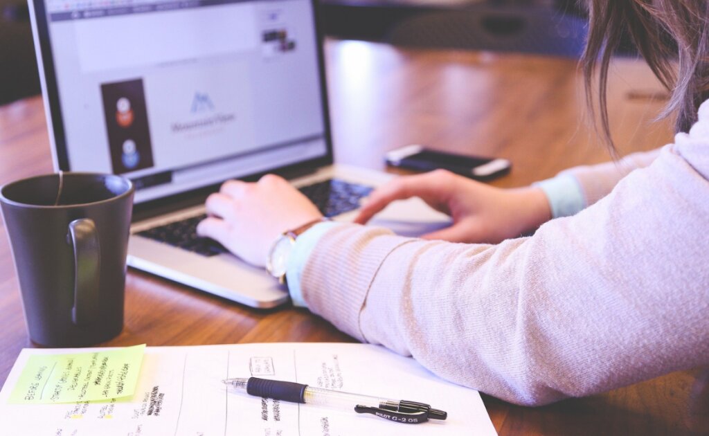 How to Successfully Manage Your Brand and Personal Life Without Burning Out - Femme Coach article featured image