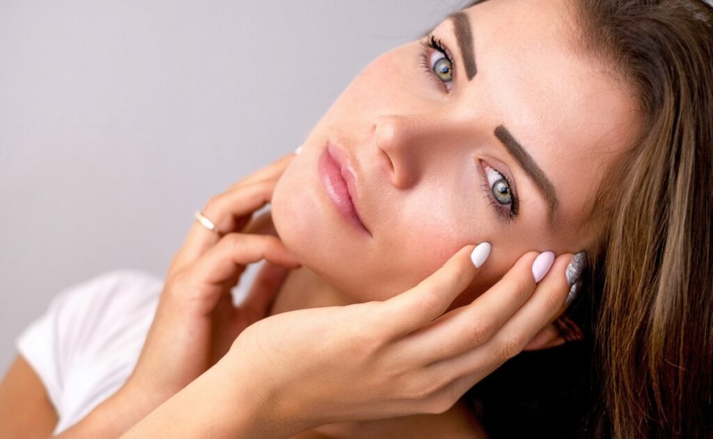 3 Ways to Feel More Beautiful in Your Own Skin - Femme Coach article featured image