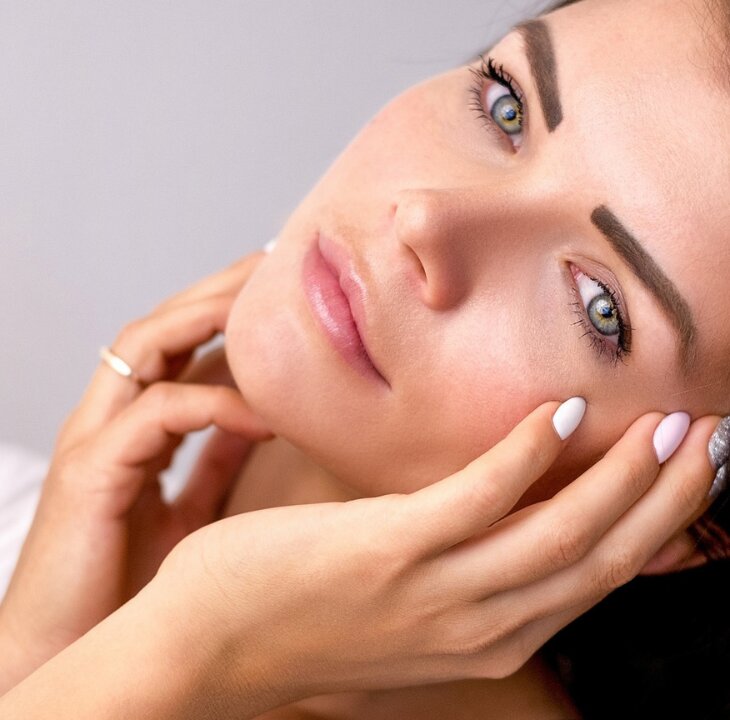 3 Ways to Feel More Beautiful in Your Own Skin - Femme Coach article featured image