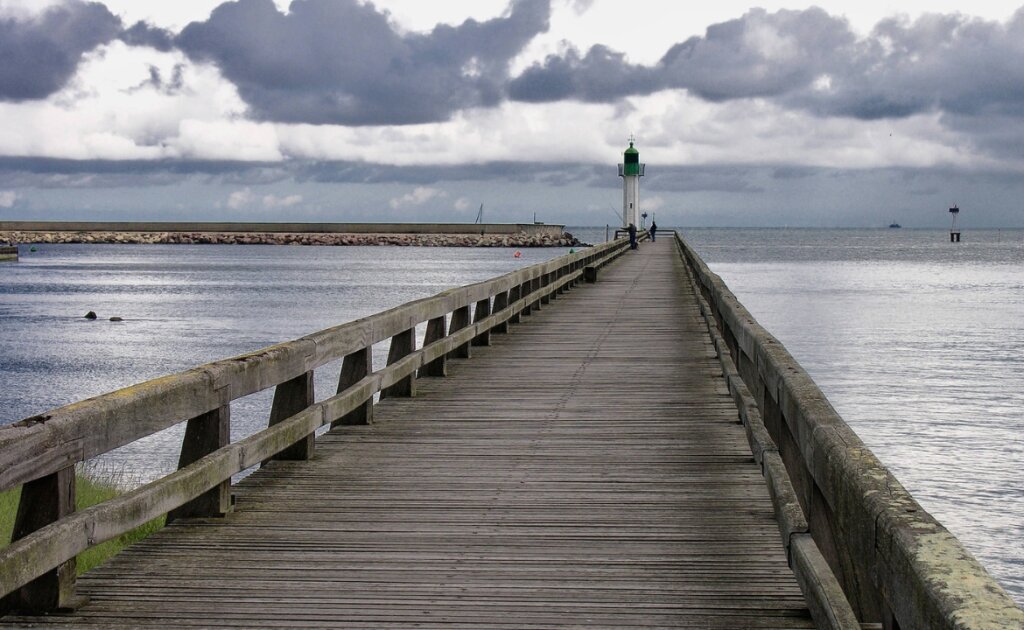 4 Ways to Own Less and Live More - Femme Coach article featured image