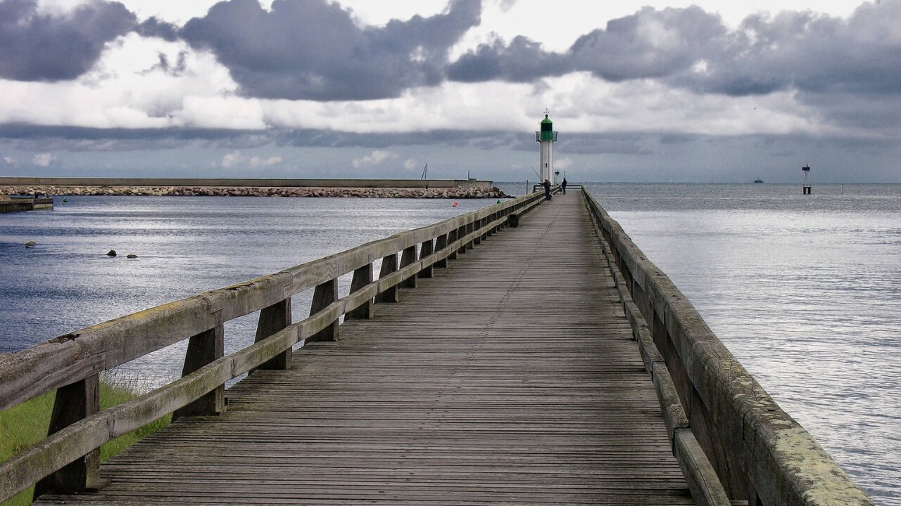 4 Ways to Own Less and Live More - Femme Coach article featured image