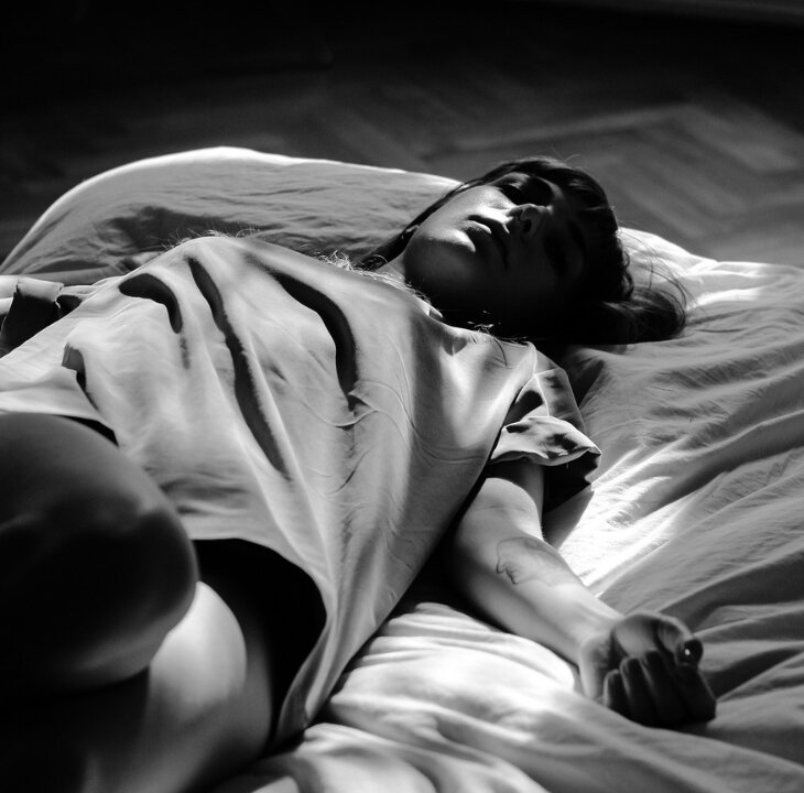 7 Ways to Get out of Your Head in Bed - Femme Coach article featured image