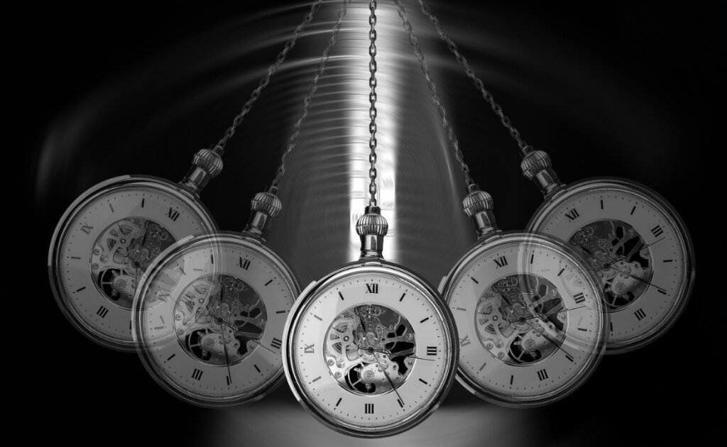 How Hypnosis Can Help You Move Forward - Femme Coach article featured image