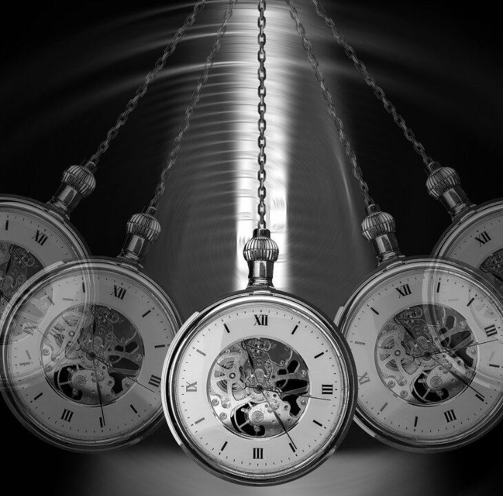 How Hypnosis Can Help You Move Forward - Femme Coach article featured image