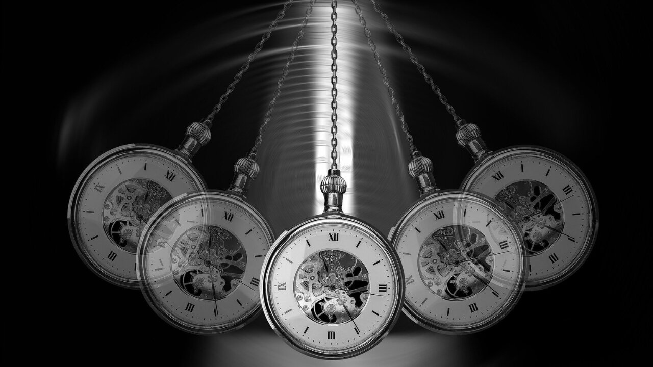 How Hypnosis Can Help You Move Forward - Femme Coach article featured image